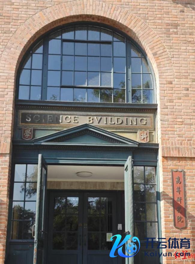 看望杨振宁推进创建的清华高研院